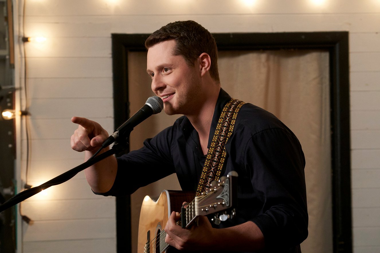 Městečko Schitt's Creek Open Mic (S04E06) (2018) Galerie Z