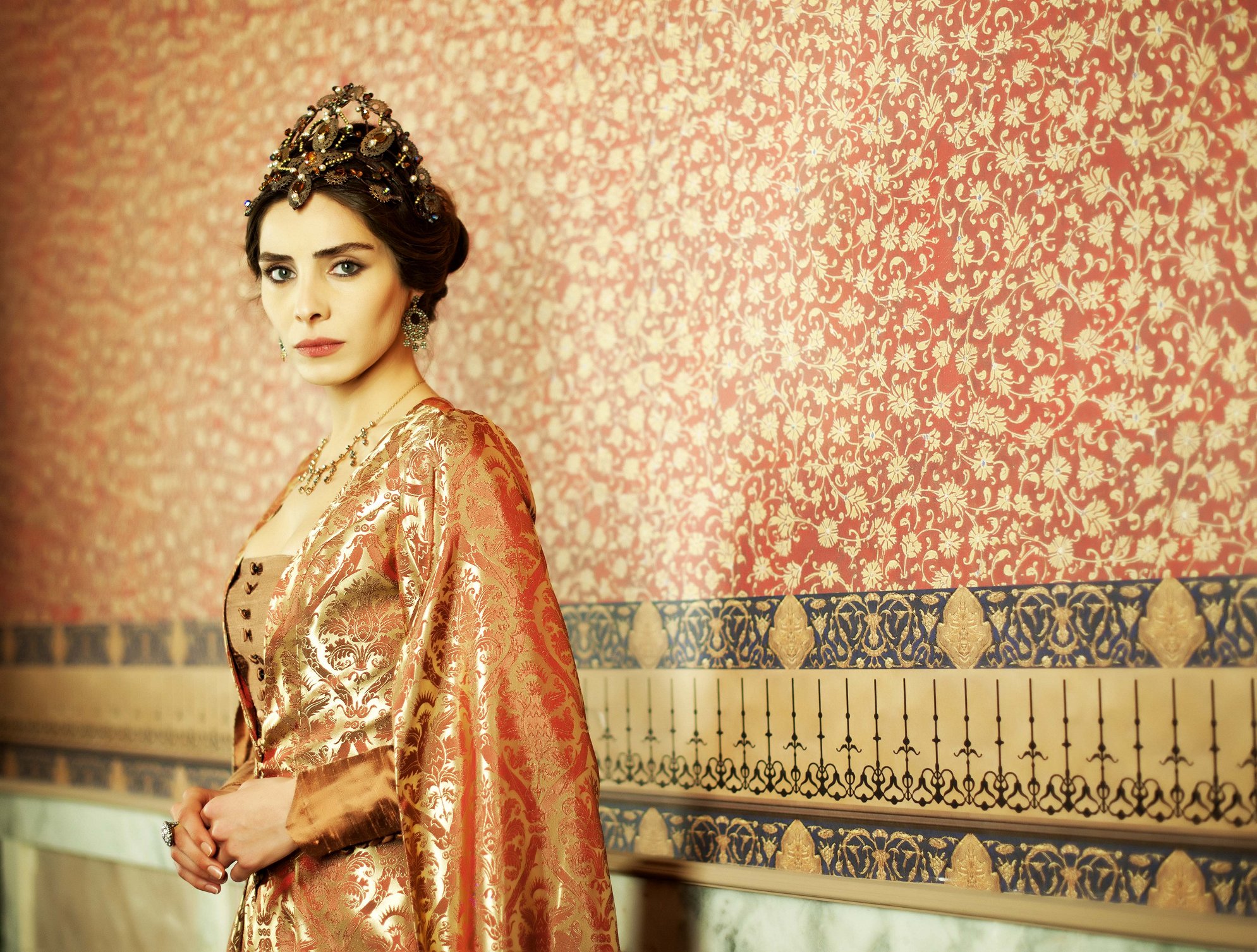 Беременность хюррем. Махидевран беременна. Махидевран беременна. Махидевран беременна. Служанка махидевран.