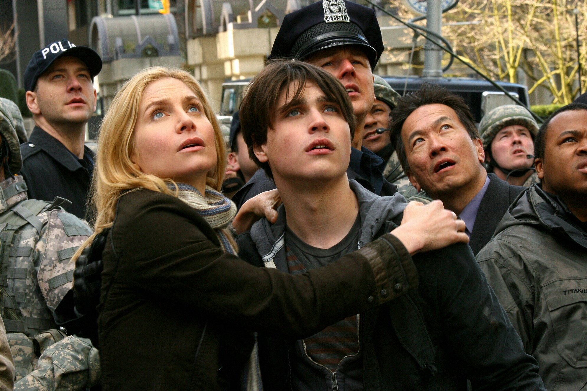 Он же визитер. Он же визитер. Он же визитер. Илай коэн визитеры. Джошуа визитёры.