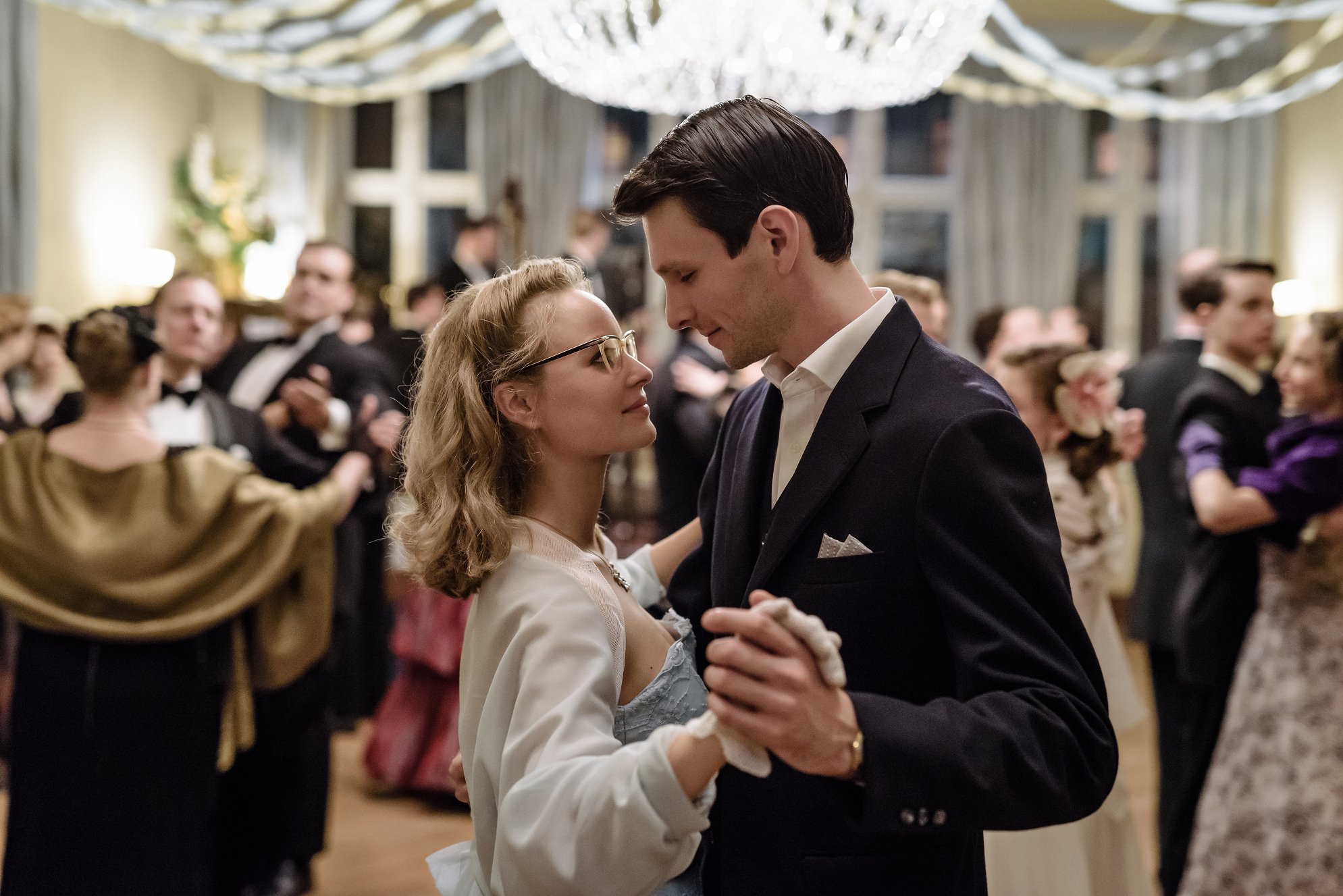 Serie films. Serie films. Don't look deeper, сериал. аарон якубенко страна приливов. хорошая жена джейсон краус и алисия.