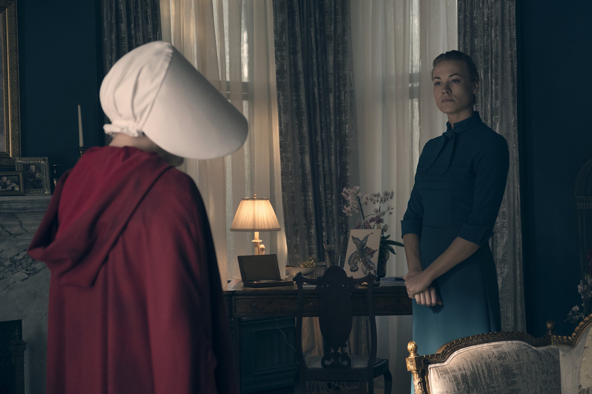 Рассказ служанки трейлер. Yvonne Strahovski Handmaid's Tale. Дневник служанки. Маргарет Этвуд в фильме рассказ служанки. Дневник служанки Китай.