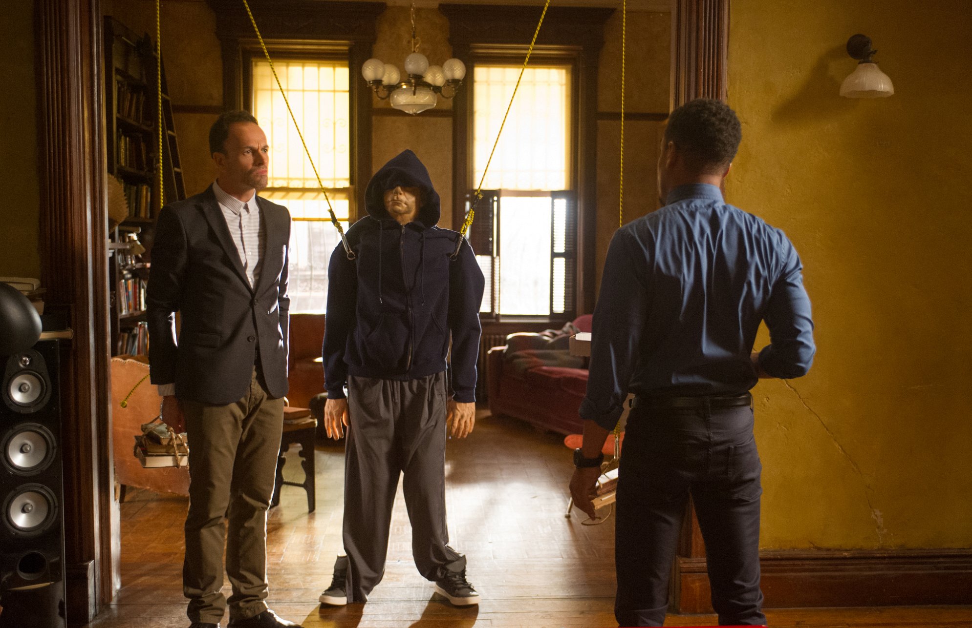 Люси лью элементарно. Elementary 4. Джон ноубл элементарно. Элементарно мисс хадсон. Люси лью элементарно.