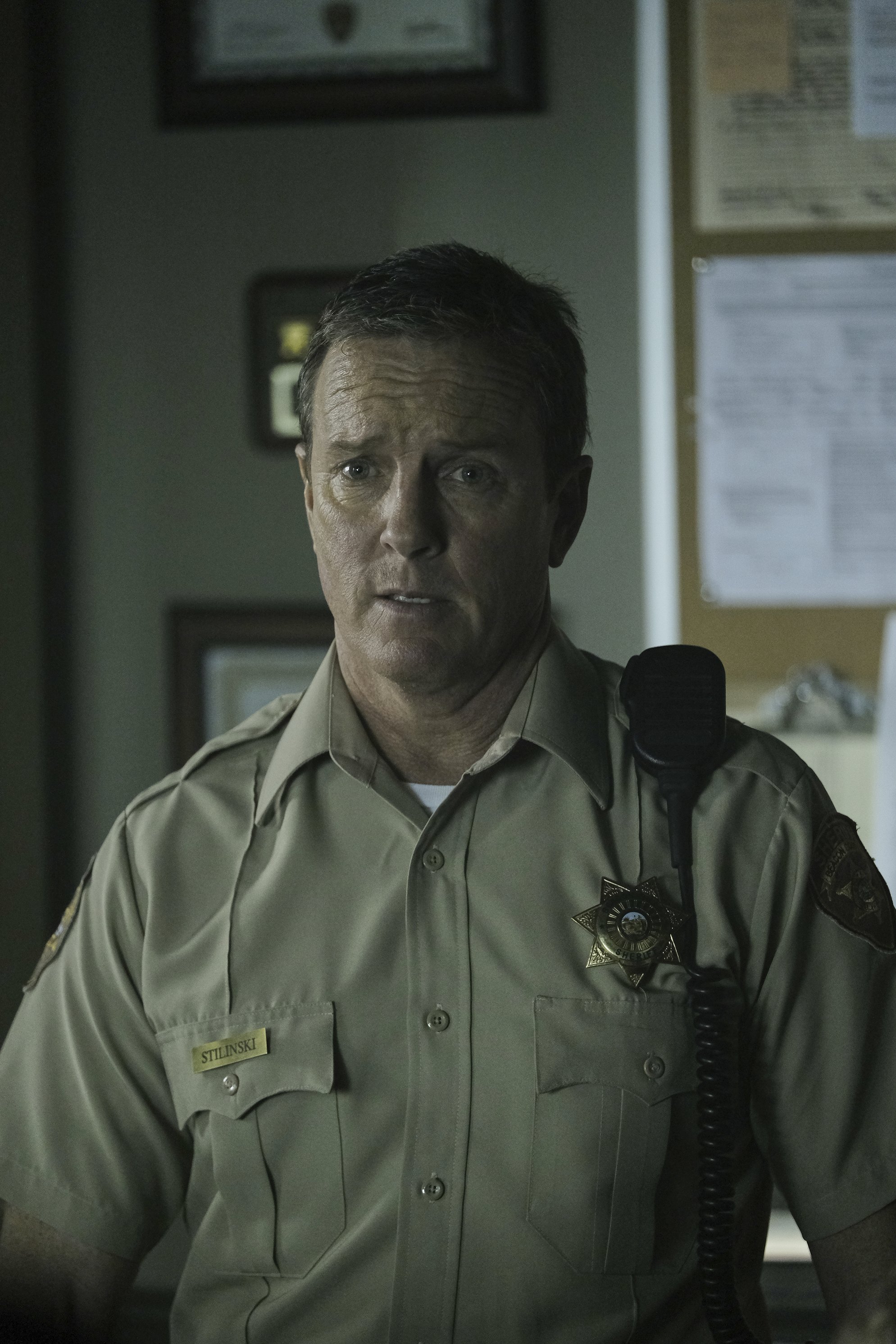 Джон стилински. Ходячие мертвецы рик шериф. Линден эшби волчонок. Сверхъестественное шериф миллс. Как зовут шерифа.