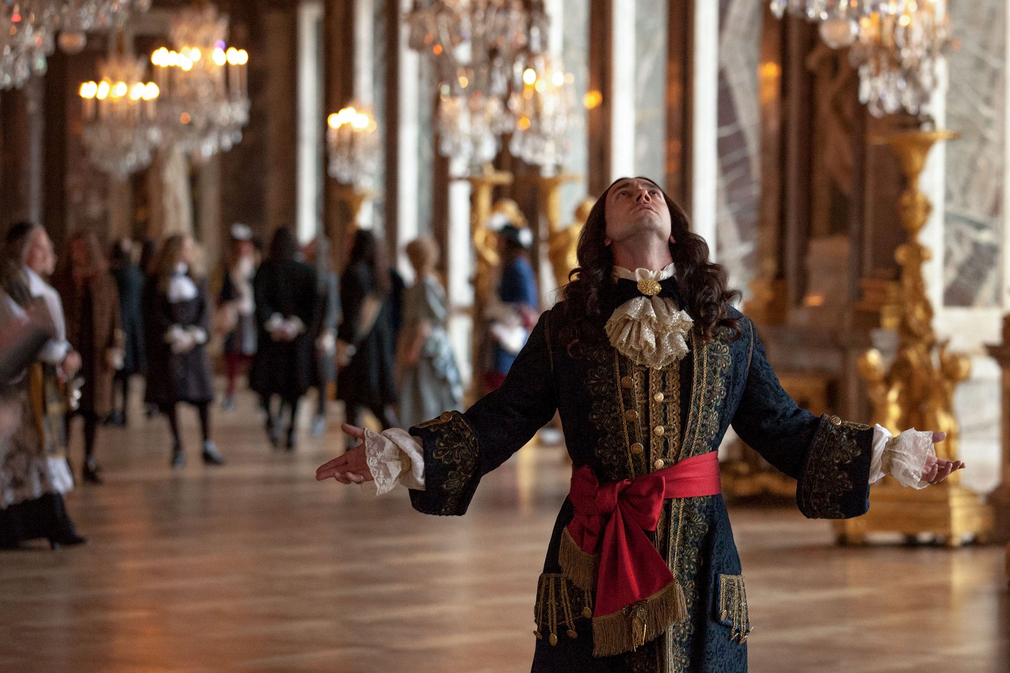 Версаль первый. Людовик 14 Версаль. Версаль бал Людовик. Король Франции Людовик и Версаль.