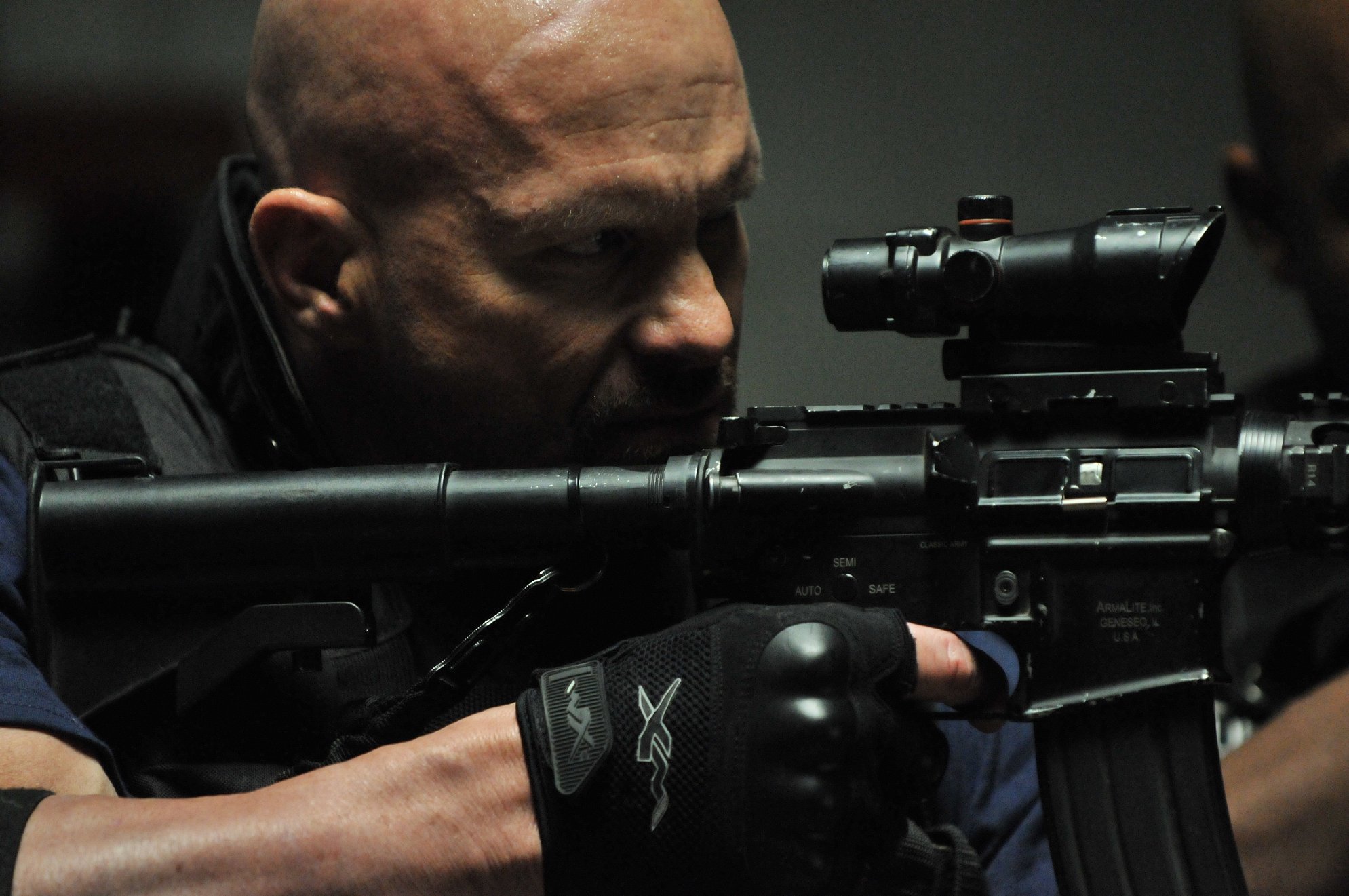 Кори хоукинс призрачная шестерка. Джейсон стэтхэм механик. Дуэйн джонсон форсаж хоббс. Кина боевики. Джерард батлер геймер кейбл.