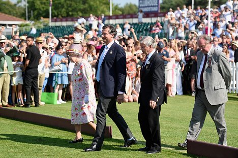 Queen Elizabeth attends the Cartier Queen's Cup Polo at Guards Polo Club on June 18, 2017 in Egham, England. - Élisabeth II - Événements