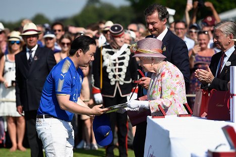 Queen Elizabeth attends the Cartier Queen's Cup Polo at Guards Polo Club on June 18, 2017 in Egham, England. - Élisabeth II - Événements