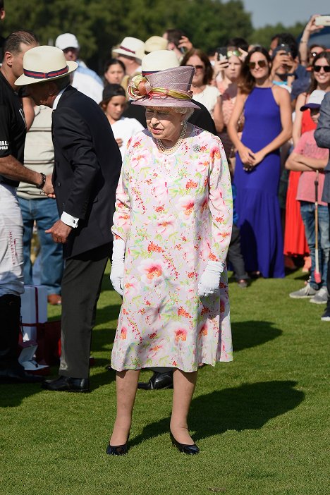 Queen Elizabeth attends the Cartier Queen's Cup Polo at Guards Polo Club on June 18, 2017 in Egham, England. - Queen Elizabeth II - Evenementen