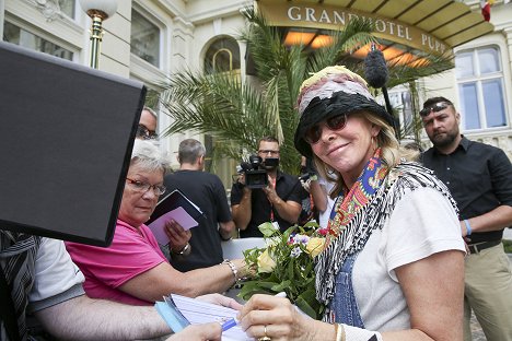 Arrival at the Karlovy Vary International Film Festival on July 7, 2017 - Trudie Styler - Rendezvények