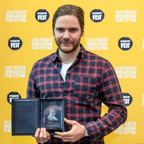 Daniel Brühl receiving a CSFD.cz AWARD at "International Film Festival Prague – FEBIOFEST" on March 2016 - Daniel Brühl - Eventos