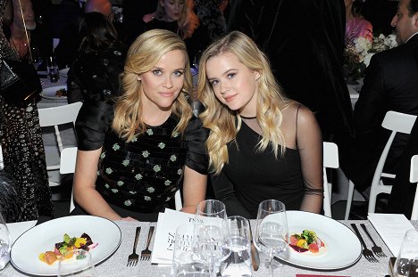 Ava Phillippe and Reese Witherspoon attend the WSJ. Magazine 2017 Innovator Awards at MOMA on November 1, 2017 in New York City - Reese Witherspoon - Z akcií