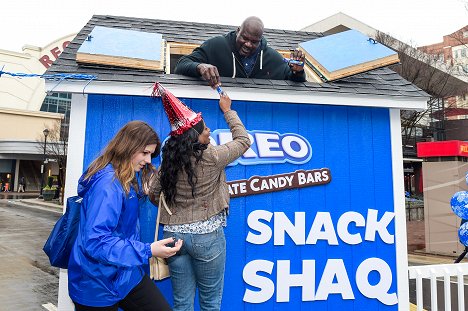 Basketball Hall of Famer Shaquille ONeal celebrates his birthday and National OREO Day by handing out free OREO Chocolate Candy Bars at the Snack Shaq which kicks-off the nationwide OREO Birthday Giveaway (Atlanta, GA March 06, 2018) - Shaquille O'Neal - Z akcií