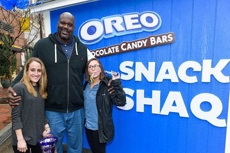 Basketball Hall of Famer Shaquille ONeal celebrates his birthday and National OREO Day by handing out free OREO Chocolate Candy Bars at the Snack Shaq which kicks-off the nationwide OREO Birthday Giveaway (Atlanta, GA March 06, 2018) - Shaquille O'Neal - Événements