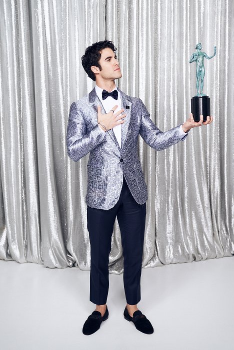 Darren Criss, winner of Outstanding Performance by a Male Actor in a Miniseries or Television Movie in 'The Assassination of Gianni Versace: American Crime Story', poses in the Winner's Gallery during the 25th Annual Screen Actors Guild Awards at The Shrine Auditorium on January 27, 2019 in Los Angeles, California - Darren Criss - Z akcií