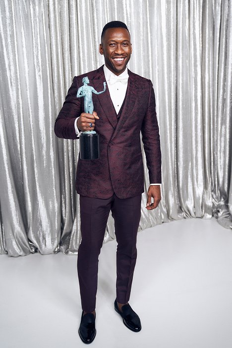 Mahershala Ali, winner of Outstanding Performance by a Male Actor in a Supporting Role in 'Green Book', poses in the Winner's Gallery during the 25th Annual Screen Actors Guild Awards at The Shrine Auditorium on January 27, 2019 in Los Angeles, California - Mahershala Ali - Événements