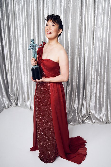 Sandra Oh, winner of Outstanding Performance by a Female Actor in a Drama Series for 'Killing Eve,' poses in the Winner's Gallery during the 25th Annual Screen Actors Guild Awards at The Shrine Auditorium on January 27, 2019 in Los Angeles, California - Sandra Oh - Evenementen