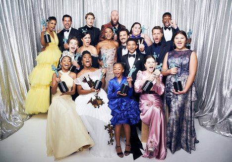Cast and crew of 'This Is Us,' winners of the Outstanding Performance by an Ensemble in a Drama Series for 'This Is Us,' pose in the Winner's Gallery during the 25th Annual Screen Actors Guild Awards at The Shrine Auditorium on January 27, 2019 in Los Angeles, California - Sterling K. Brown, Jon Huertas, Milo Ventimiglia, Mandy Moore, Niles Fitch, Lyric Ross, Hannah Zeile, Chris Sullivan, Chrissy Metz, Susan Kelechi Watson, Justin Hartley, Faithe Herman, Eris Baker - Z akcí