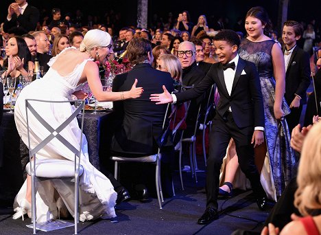 Lady Gaga congratulates Lonnie Chavis on winning Outstanding Performance by an Ensemble in a Drama Series for 'This Is Us' during the 25th Annual Screen Actors Guild Awards at The Shrine Auditorium on January 27, 2019 in Los Angeles, California - Lady Gaga, Lonnie Chavis, Parker Bates - Z imprez