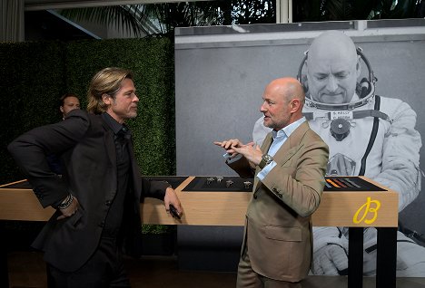 Brad Pitt surprised guests at the Breitling Summit in Beverly Hills, which took place in the Wetherly Garden of the Four Seasons Hotel LA at Beverly Hills - Brad Pitt - Z akcií