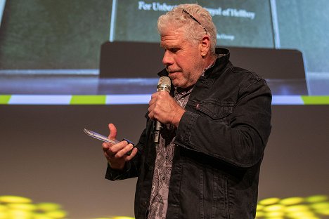 Ron Perlman receiving CSFD AWARD for "Unbeatable Portrayal of Hellboy" from Martin Pomothy at Comic-Con Prague on February 2020 - Ron Perlman - Z akcí