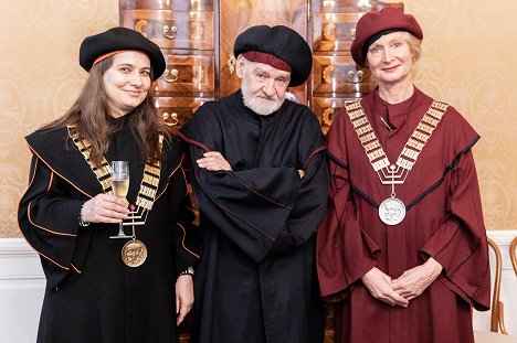 On 31 October 2023, the Academy of Performing Arts in Prague awarded the honorary degree of doctor honoris causa to director and screenwriter Béla Tarr. Béla Tarr received the title for his contribution to world cinema. - Béla Tarr - Z akcí