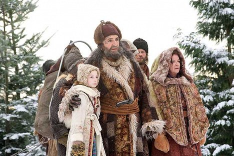 Dakota Blue Richards, Jim Carter, Clare Higgins - The Golden Compass - Photos