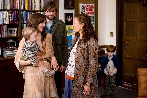 Maggie Gyllenhaal, John Krasinski, Maya Rudolph, Bailey Harkins - Všude dobře, proč být doma - Z filmu