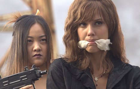 Cheryl Chin, Jessica Alba - Machete - Van film