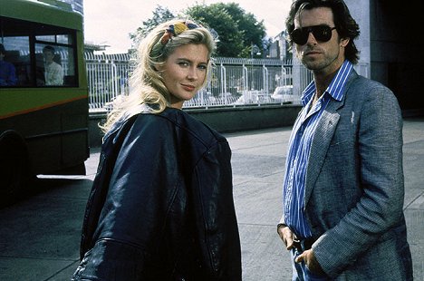 Alison Doody, Pierce Brosnan - Ein Mann wie Taffin - Filmfotos