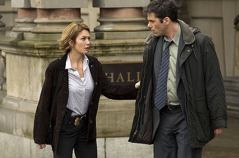 Diane Lane, Billy Burke - Untraceable - Photos