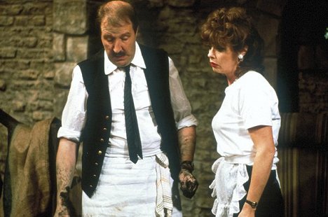 Gorden Kaye, Vicki Michelle - Maanalainen armeija iskee jälleen - The Fallen Madonna - Kuvat elokuvasta