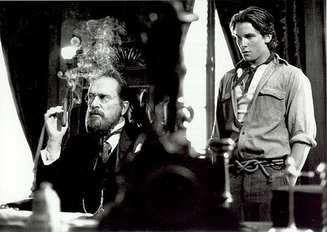 Robert Duvall, Christian Bale - Newsies - Filmfotos
