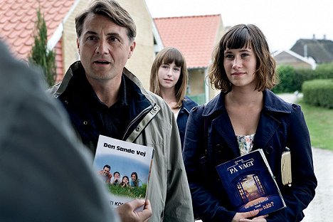 Jens Jørn Spottag, Sarah Juel Werner, Rosalinde Mynster - Worlds Apart - Filmfotos