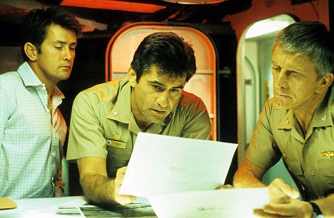 Martin Sheen, James Farentino, Kirk Douglas - Tajomná žiara nad Pacifikom - Z filmu