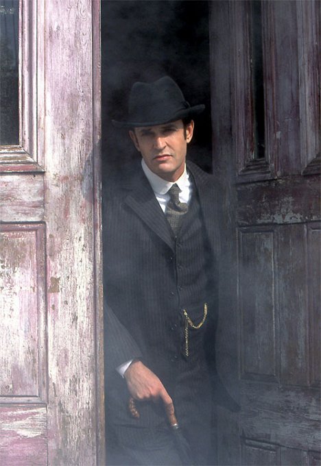 Rupert Everett - Sherlock Holmes a případ hedvábné punčochy - Z filmu