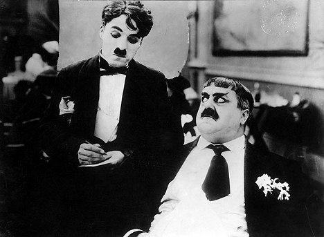 Charlie Chaplin, Eric Campbell - Die Rollschuhbahn - Filmfotos