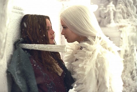 Chelsea Hobbs, Bridget Fonda - Snow Queen - Van film