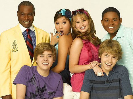 Phill Lewis, Dylan Sprouse, Brenda Song, Debby Ryan, Cole Sprouse, Larramie Doc Shaw - The Suite Life on Deck - Werbefoto