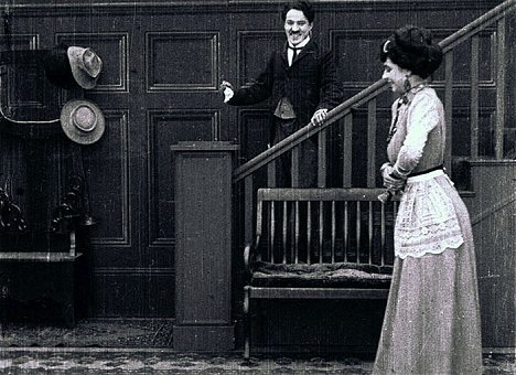 Charlie Chaplin - Chaplin miláčkem domácí paní - Z filmu