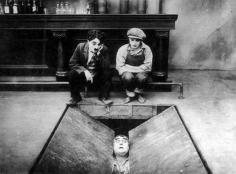 Charlie Chaplin, Eric Campbell, Edna Purviance - Chaplin vo filmovom ateliéri - Z filmu