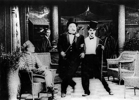Roscoe 'Fatty' Arbuckle, Charlie Chaplin - The Rounders - Z filmu