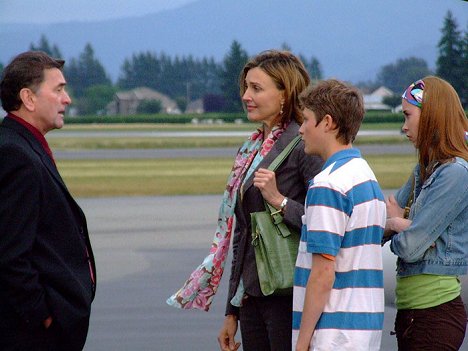 Brenda Strong, Brett Dier, Elyse Levesque - Rodina na útěku - Z filmu