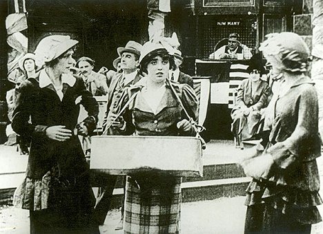 Mabel Normand - Chaplin prodavačem párků - Z filmu