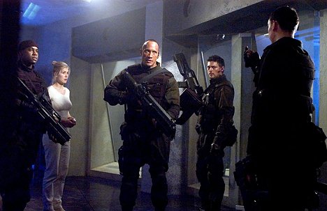 Razaaq Adoti, Rosamund Pike, Dwayne Johnson, Karl Urban - Doom - Kuvat elokuvasta