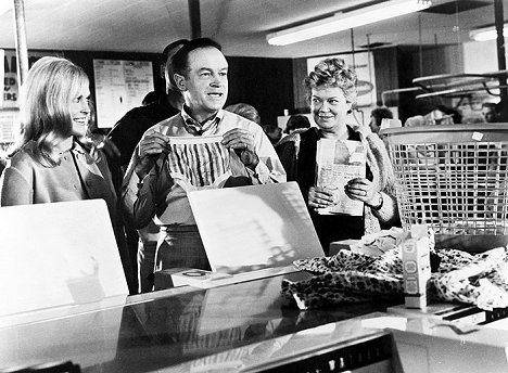 Shirley Eaton, Bob Hope - Acht gehen türmen - Filmfotos