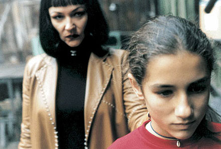Frances Barber, Alexandra Negrao - Nebezpečná červená mafia - Z filmu