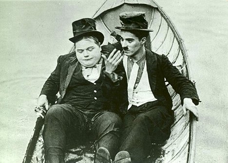 Roscoe 'Fatty' Arbuckle, Charlie Chaplin - The Rounders - De la película