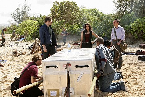 Brad William Henke, Zuleikha Robinson, Michael Emerson - Lost - Photos