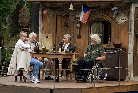 Jan Tříska, Pavel Landovský, Jiří Menzel, Jan Kašpar - Setkání v Praze, s vraždou - Z filmu