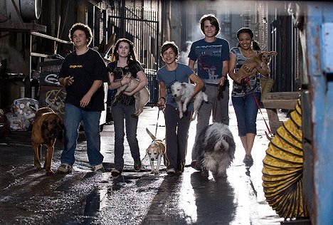 Troy Gentile, Emma Roberts, Jake T. Austin, Johnny Simmons, Kyla Pratt - Das Hundehotel - Filmfotos